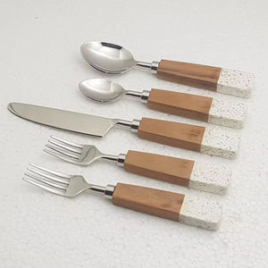 Juego de Cubiertos de Acero Inoxidable Plateado con Mango de Madera de Terrazo, Juego de Cubiertos de Cinco Piezas de Primera Calidad, Moderno y de Tendencia - Product Image 1