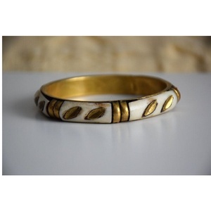 กำไลข้อมือวินเทจแบบเปิดได้ ทำจากทองเหลือง ประดับด้วยโซ่ลายเขาและปีก รูปทรงตัวเลข เหมาะสำหรับเป็นของขวัญในงานแต่งงาน งานครบรอบ หรืองานปาร์ตี้ - Product Image 1