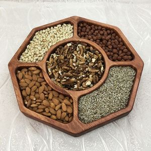 Assiette de service ronde en bois d'acacia avec compartiments triangulaires Plateau à collation avec plusieurs sections pour craquelins aux noix et aux fruits - Product Image 2