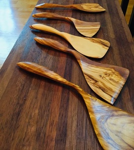 Ensemble de serveur de gâteau en bois de mariage avec accents décoratifs assortis crée une présentation coordonnée et élégante - Product Image 2