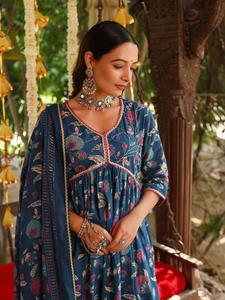 Nouvelle variété d'élégance habillage tendance dernier pantalon Kurti en coton de créateur avec Dupatta avec fournisseur de travail imprimé d'Inde - Product Image 2