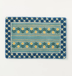 พรมขนสัตว์ทอมือโดยสินค้าที่พิมพ์ออกมาผสมผสานการออกแบบลายดอกไม้และลายทางที่สมบูรณ์แบบสำหรับการเพิ่มสีสันและความสะดวกสบายให้กับพื้นที่อยู่อาศัย - Product Image 3