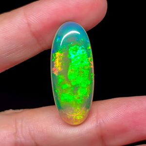 Cabochon en opale de feu verte éthiopienne affiche un flash vert vif et une lueur ardente parfaite pour les bagues, pendentifs et bijoux fins - Product Image 3
