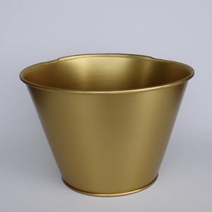 Maceta decorativa de oro de latón antiguo rústico clásico perfectamente diseñada para una elegante decoración de jardín de temporada e interior - Product Image 1