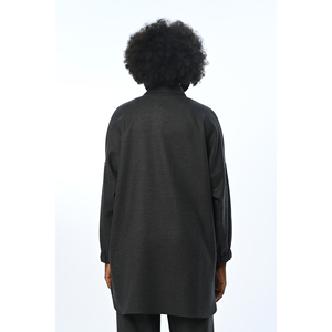 Camicetta oversize da donna in tinta unita con doppia tasca e maniche arricciate - Product Image 3