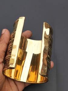 กำไลข้อมือดีไซน์ทำด้วยมือของขวัญสำหรับเพื่อนเจ้าสาวสร้อยข้อมือเรซินสีน้ำเงินและสีแดงทำด้วยมือที่ไม่เหมือนใครไอเดียของขวัญ - Product Image 2