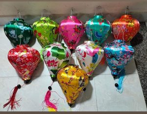 Linternas de Seda de Hoi An para Festivales, Diversas Formas y Colores, Linterna de Bambú para el Año Nuevo Lunar/Tet, Estilo Asiático Tradicional - Product Image 1