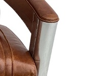 Fauteuil club pivotant en cuir style aviateur, avec accoudoirs en aluminium, pour un intérieur rétro américain.
