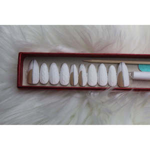 Nuovo Set di Unghie Finte Francesi - Alta Qualità, Durevoli e Facili da Applicare - Product Image 1