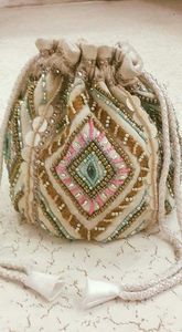 Sac à main unique en forme de carré brodé avec des perles, style bohème, design fantaisie, doublure en gros - Product Image 3