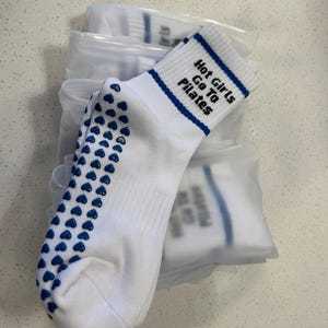ODM texte Pilates Yoga chaussettes femmes Logo personnalisé étiquette privée antidérapant réformateur chaussette avec rayure Design en gros multicolore - Product Image 4