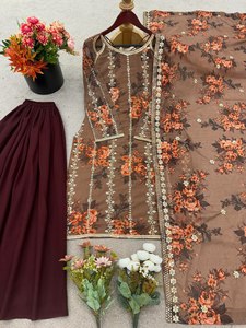 Convierta la tradición en una declaración de moda con nuestra colección festiva de diseñador elaborada con seda Ideal para Teej, Sankranti,Eid - Product Image 6