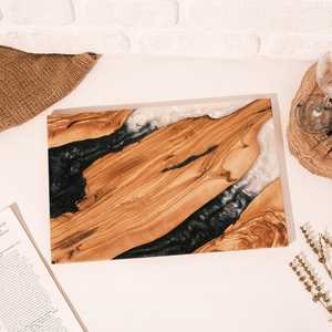 Planche à découper en bois d'olivier époxy faite à la main en résine de luxe en bois naturel, taille et couleur personnalisées pour la maison et le restaurant - Product Image 4
