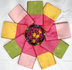 Saree en soie jacquard lourd de haute qualité avec bordure bleu ciel et dorée pour l'hiver et l'été - Product Image 3