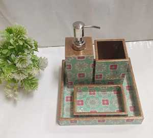 Ensemble de salle de bain de luxe écologique en MDF de qualité supérieure avec revêtement brillant en résine, comprenant un distributeur de lotion, un porte-savon et un récipient de rangement - Product Image 2