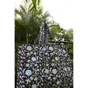 กระเป๋าโท้ทลายดอกไม้สีดำ ปักลายด้วยมือ มีช่องใส่ของหลายช่อง น้ำหนักเบา กันน้ำ ใช้ได้ทุกวัน เปิดปิดแบบเปิด - Product Image 2