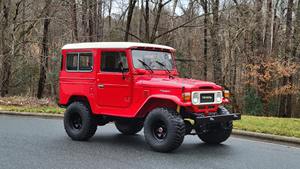 Toyota FJ40 Hardtop 4x4 de 1978 restaurado, SUV/Crossover con tracción en las cuatro ruedas y transmisión manual. - Product Image 6