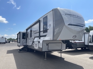 Venta al por mayor de vehículos usados en excelente estado: Nuevo 2025 Forest River Wildwood Heritage Glenn 369BL - Product Image 4