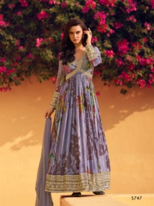 Robe de créateur récente en soie chinnon lourde brodée Anarkali robe longue de soirée pakistanaise pour les mariages pakistanais indiens - Product Image 3