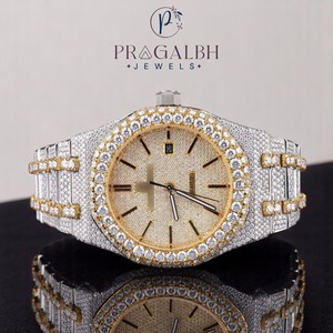Montre en moissanite entièrement glacée avec mouvement automatique pour hommes, grand cadran de style hip hop et aspect diamant personnalisé - Product Image 4