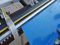 Machine de pliage manuelle pour tôles en acier coloré et aluminium, pour la fabrication de profilés de gouttières, de capuchons de toit et de soufflets