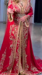 DERNIÈRE ET ÉLÉGANTE DESIGNER BEAU TRAVAIL DE BRODERIE ZARI DORÉ LOURD SUR ROBE CAFTAN AVEC POUR VÊTEMENTS DE FÊTE & Mariage = 2024 - Product Image 4