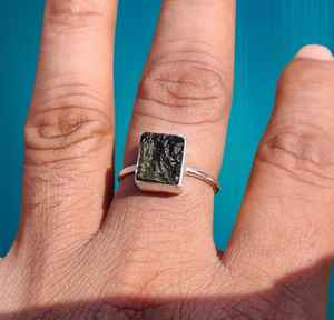 Anillo de moldavita certificado con piedras preciosas naturales genuinas Banda de plata esterlina duradera para bodas - Product Image 1