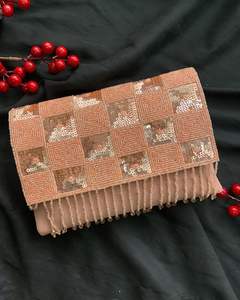 Portefeuille artisanal en perles de rocaille avec motif floral brodé, léger et de forme carrée - Product Image 2