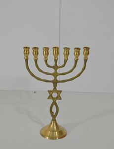 Vantage Modern Fancy Luxury Nuevo diseño Único Premium Look Brass Menorah Portavelas para decoración del hogar y uso navideño - Product Image 6