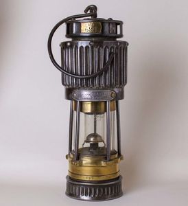 Lampe de mineur en laiton de qualité supérieure faite à la main pour un décor vintage chic dans les espaces de travail et les zones d'étude des salons des bibliothèques - Product Image 1