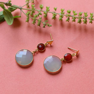 Dua Boucles d'oreilles à la mode en laiton cornaline et calcédoine bleue Boucles d'oreilles faites à la main en plaqué or 18 carats Bijoux de mariage - Product Image 1