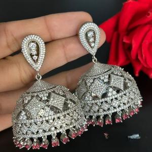 Preciosos pendientes de tono plateado de circón de la mejor calidad, ropa moderna AD Stones Look for Party Function Wear Collection para mujer - Product Image 1