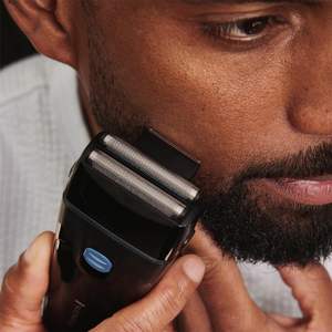 Afeitadora Eléctrica para Hombre con Recortador Desplegable y Cuchillas Dobles Lavables, Inalámbrica, Recargable por USB, Ideal para Afeitar el Cuerpo - Product Image 4