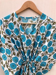 ชุดคาฟตันผ้าฝ้ายลายดอกไม้: ชุดเดรสแม็กซี่อินเดียคลุมชายหาด - Product Image 4