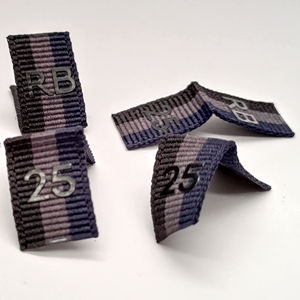 Logo 3D Étiquette imprimée personnalisée Lettre en relief Sérigraphie Patch Caoutchouc Silicone PVC Badge Matériau recyclé BrandTag - Product Image 3