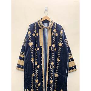 Kimono Reversible de Terciopelo Bordado a Mano con Diseño Suzani en Azul Marino y Dorado Antiguo, Relleno de Algodón - Product Image 2