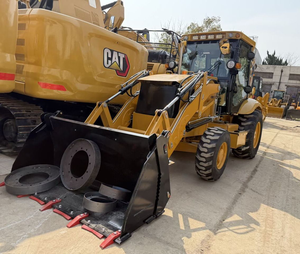 Chargeuse-pelleteuse de chantier Cat 420 haute performance, équipée d'une benne frontale polyvalente et d'une flèche extensible. - Product Image 1