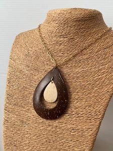 Accessoires durables et élégants en coquille de noix de coco, parfaits pour les acheteurs soucieux de l'environnement qui apprécient la durabilité et la créativité. - Product Image 4