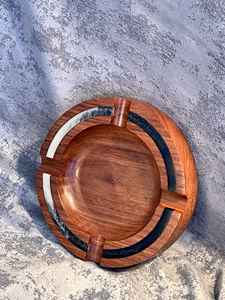 Cenicero Cuadrado de Lujo Clásico Hecho a Mano de Madera y Resina |   Cenicero de Madera de Nogal Macizo |   Regalos Personalizados de Resina Epoxi para el Hogar, la Oficina o el Bar - Product Image 2