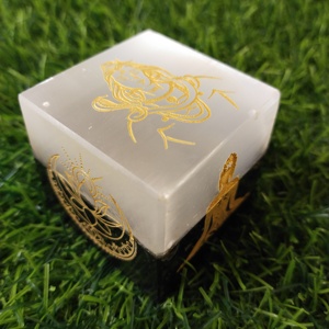 Cubo cuadrado grabado hecho a mano de selenita y turmalina negra, cristal barato para regalos de negocios, arte popular Original - Product Image 3