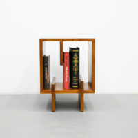 Étagère à livres créative en teck massif de style nordique moderne avec plusieurs options d'orientation pour l'affichage dans l'ameublement de la maison