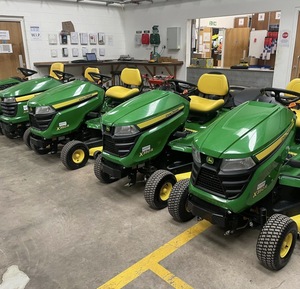 Cortadora de Césped John Deere X950R de Gasolina, Motor de 4 Tiempos de 5.5 HP y 173 cc, Alto Rendimiento, Caja Recolectora de Césped de 150 L, Chasis de Acero - Product Image 1