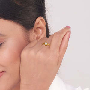 Anillo de Oro de 18k con Perla Corte Princesa - Joyería Fina Romántica para Boda - Product Image 2