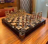 Ensemble de jeu d'échecs en métal de luxe plaqué argent poli pièces d'échecs en métal de table Design en marbre Base Top tendance