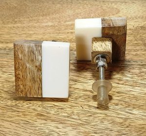 Comprar madera de nogal resina blanca perilla cuadrada estilo geométrico moderno 1 perillas con forma de color personalizado tamaño hecho en La India artículo - Product Image 2