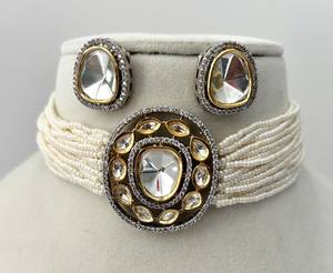 Precioso Collar Choker Indio de Latón con Corona Polki y Kundan, Joyería Dorada Premium para Bodas, Inspirado en Celebridades - Product Image 4