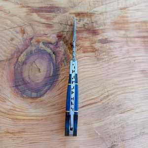 Cuchillo de caza plegable de acero de Damasco de 2mm de grosor hecho a mano personalizado, mango de madera Pakka, Funda de cuero gratis, compatible con OEM/ODM - Product Image 5