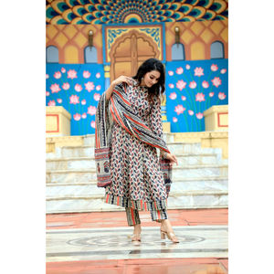 Conjunto de Anarkali de invierno de lujo con trabajo de brocado Rich Zari y diseño plisado único con cuentas para recepciones de bodas - Product Image 4