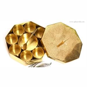 Étui à épices en or classique avec dessus de fleur gravé pour une utilisation sèche de Masala et une beauté de table à la maison - Product Image 2
