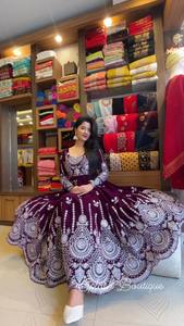 Vestido Largo Anarkali de Terciopelo Viscosa Pesado con Bordado de Lentejuelas de 5 mm - Product Image 3